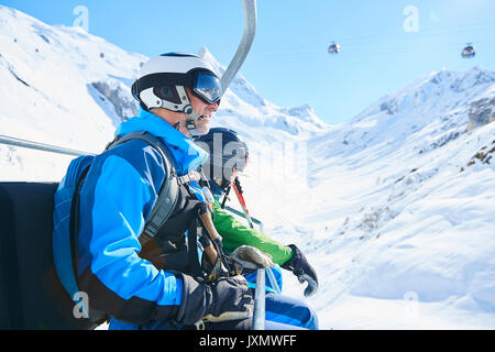 Père et fils le téléski, Hintertux, Tyrol, Autriche Banque D'Images