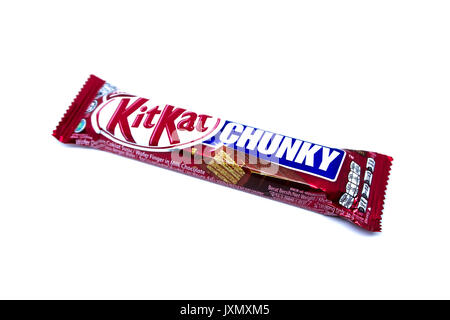 Kota Kinabalu, Malaisie - 16 août 2017 : Kit Kat Chunky Wafer doigt dans le chocolat au lait parfumé isolé sur fond blanc. Barres Kit Kat sont produ Banque D'Images