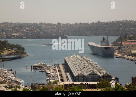 Le HMAS Canberra Navire amarré au quai de la Marine royale australienne HMAS Kuttabul Base navale à Potts Point Sydney New South Wales Australie Banque D'Images