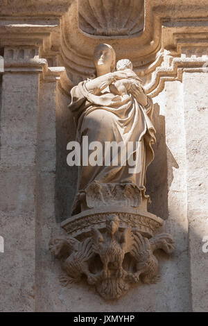 Granada, Espagne - 16 février 2013 : sculpture de Sainte Marie dans la façade renaissance de l'accès à la chapelle royale de Grenade, Andalousie, Espagne Banque D'Images