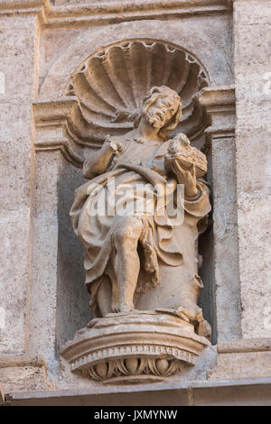 Granada, Espagne - 16 février 2013 : sculpture de Saint Jean le Baptiste, dans la façade renaissance de l'accès à la chapelle royale de Grenade, Andalousie, Spai Banque D'Images