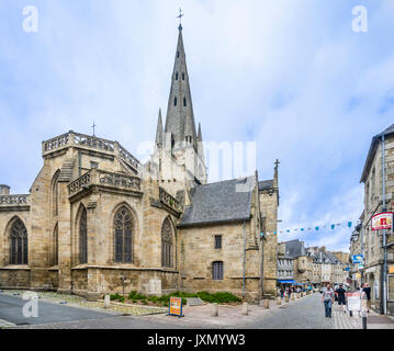 France, Bretagne, Côtes-d'Armor, Guingamp, Basilique Notre Dame de Bon Secours et rue Notre Dame Banque D'Images