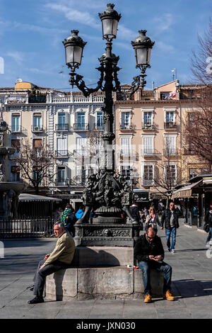 Granada, Espagne - 16 février 2013 : Lampadaire avec siège pour les piétons de la place bibarrambla, Grenade, Andalousie, Espagne Banque D'Images