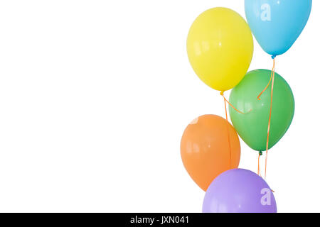 Décoration pour anniversaire, vacances, joie concept - des ballons gonflés sur les rubans, les cinq couleurs, bleu, jaune, vert, orange, violet, copy space, copyspace, isolé sur fond blanc. Banque D'Images