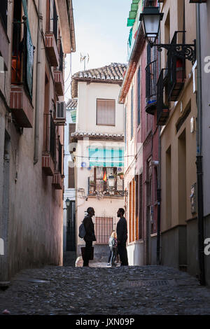 Deux marocains parlant à la fin de rue dans l'Albaicin, Grenade, Andalousie, Espagne Banque D'Images