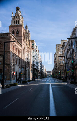 La Gran via à l'église du Sacré-Cœur de Jésus à th letf et Monument de Isabel la Catolica en arrière-plan. Grenade. Espagne Banque D'Images