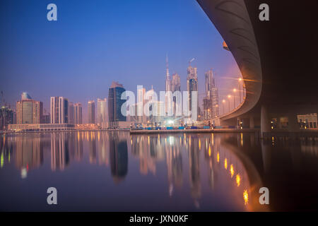 Dubaï de nuit avec des gratte-ciel en Emirats Arabes Unis Banque D'Images