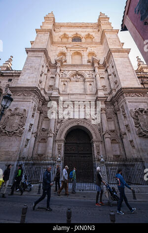 Granada, Espagne - 16 février 2013 : porte de somptueux, situé entre deux solides contreforts, s'ouvre sur le côté nord, la rue Carcel Baja et correspond Banque D'Images