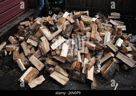 Une pile de grumes bois haché prêt pour les mois plus frais et l'hiver Banque D'Images