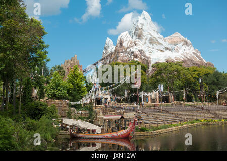 À l'égard Expedition Everest sur les ruisseaux de la lumière dans le lac du parc à thème disneys Animal Kingdom, Orlando, Floride. Banque D'Images