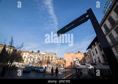 Granada, Espagne - 16 février 2013 : la Place de la liberté où est l'arche d'Elvira et commence la montée à l'Albaicin, Grenade, Espagne Banque D'Images