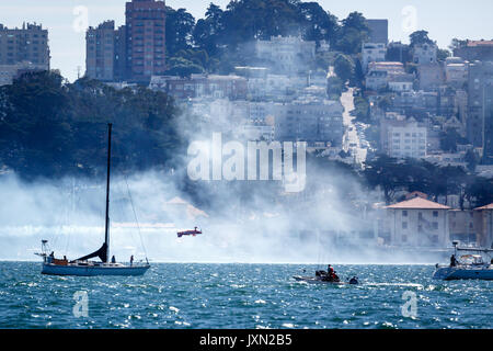 Avion vole bas au-dessus de la tête en bas de plage durant la Fleet Week à San Francisco Banque D'Images