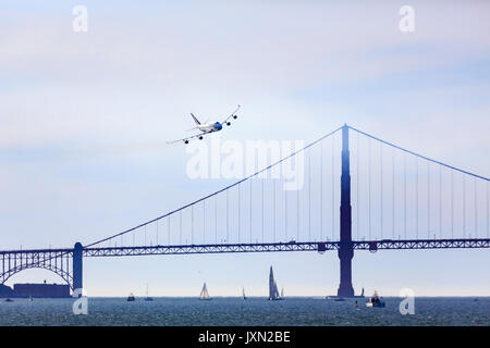 Airshow plan simple pendant la Semaine de la flotte dans la baie de San Francisco sur le Golden Gate Bridge Banque D'Images