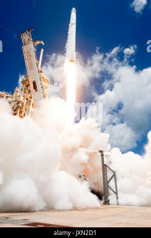 Le SpaceX Falcon 9 fusée avec le dragon spacecraft décolle à bord du complexe de lancement 39A au Centre spatial Kennedy le 14 août 2017 à Cape Canaveral, en Floride. Dragon est sur la 12e mission de ravitaillement à l'aide de la fusée Falcon et exploite 6 400 livres de science research, de l'équipage et des fournitures du matériel à la Station spatiale internationale. Banque D'Images