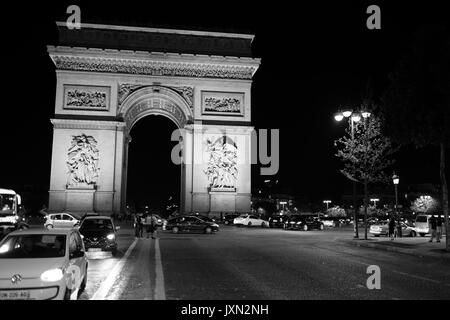 Un cliché pris dans la nuit de l'Arc de Triomphe de l'Étoile, l'un des plus célèbres monuments de Paris, à la fin de l'avenue des Champs-Élysées Banque D'Images