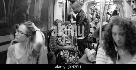 Un déplacement de la famille africaine en métro à Paris, la mère a l'air concerné Banque D'Images