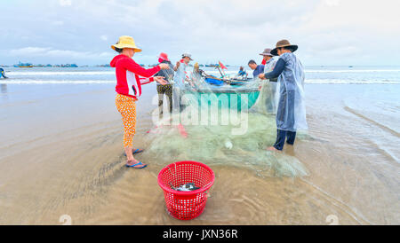 Les pêcheurs font un travail terrible filets de pêche comme une manière de vivre tous les jours dans le village de pêche côtière. C'est travail dur, mais de nombreuses familles d'alimentation Banque D'Images