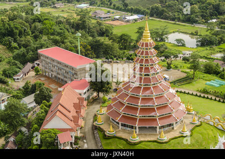 Wat Huai Pla Kung, vue aérienne à bas sur la pagode grand du haut de la grande statue de Bouddha de style chinois, Chiang Rai, Thaïlande Banque D'Images