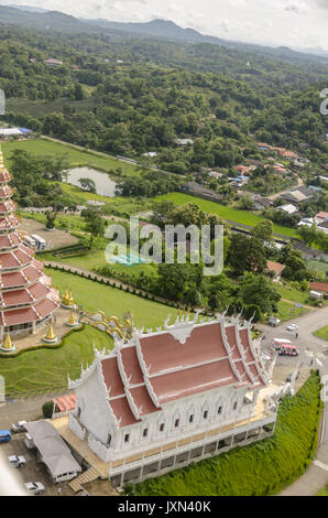 Wat Huai Pla Kung, vue aérienne à bas sur la pagode grand du haut de la grande statue de Bouddha de style chinois, Chiang Rai, Thaïlande Banque D'Images