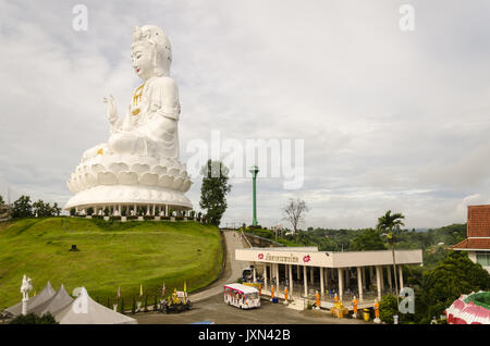 Wat Huai Pla Kung Temple Niveau 9, gigantesque statue de Bouddha de style chinois Chiang Rai, Thaïlande Banque D'Images
