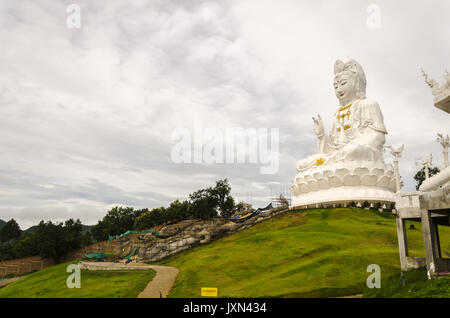 Wat Huai Pla Kung Temple Niveau 9, gigantesque statue de Bouddha de style chinois Chiang Rai, Thaïlande Banque D'Images