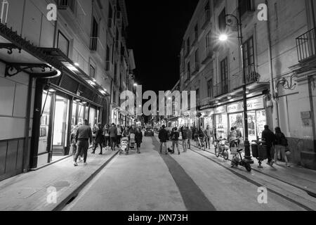 Les personnes bénéficiant d'une soirée (à pied) sur la promenade de Corso Italia à Sorrento, Italie Banque D'Images