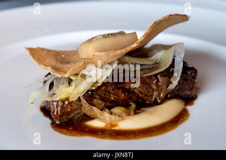 Boeuf grillé et la moelle osseuse avec sauce bordelaise Banque D'Images