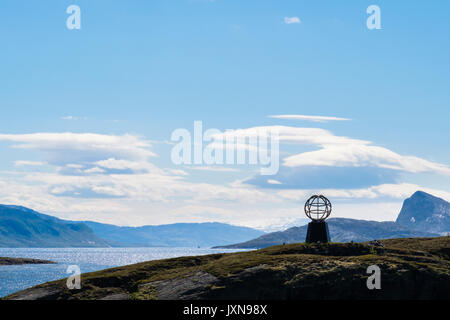 Cercle Arctique Monument Globe sculpture sur l'île de Vikingen, municipalité Rødøy, Nordland, Norvège, Scandinavie Banque D'Images