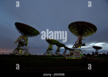 La minute d'Microkelvin Imager ARM à l'observatoire radio Mullard, Barton Cambridgeshire, dans la nuit, lumière-peint avec la lumière du jour lampes équilibrées. Banque D'Images