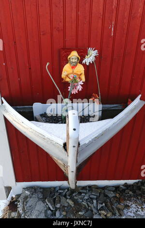 Excentriquement ornate-rouge façade peinte de rorbu-cabane de pêche saisonnières traditionnelles maintenant pour les touristes à côté de l'E10 en passant juste à côté de th Banque D'Images