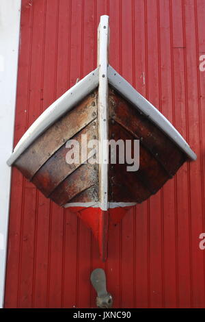 Excentriquement ornate-rouge façade peinte de rorbu-cabane de pêche saisonnières traditionnelles maintenant pour les touristes à côté de l'E10 en passant juste à côté de th Banque D'Images