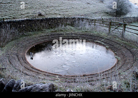 Étang de rosée glacée dans le Peak District en hiver Banque D'Images