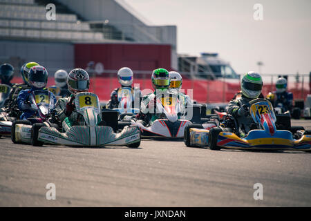 Belgorod (Russie) - 13 août : les pilotes non identifiés en compétition sur la piste à la série sports karting Rotax Max Tasse RAF, le 13 août 2017 à Belgorod (Russie). Banque D'Images