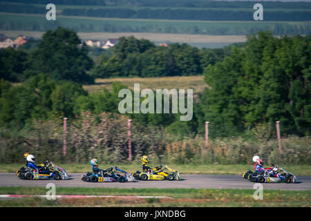 Belgorod (Russie) - 13 août : les pilotes non identifiés en compétition sur la piste à la série sports karting Rotax Max Tasse RAF, le 13 août 2017 à Belgorod (Russie). Banque D'Images