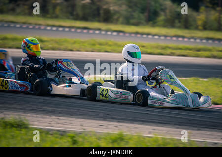 Belgorod (Russie) - 13 août : les pilotes non identifiés en compétition sur la piste à la série sports karting Rotax Max Tasse RAF, le 13 août 2017 à Belgorod (Russie). Banque D'Images