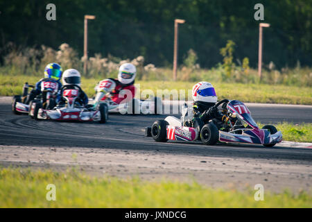 Belgorod (Russie) - 13 août : les pilotes non identifiés en compétition sur la piste à la série sports karting Rotax Max Tasse RAF, le 13 août 2017 à Belgorod (Russie). Banque D'Images