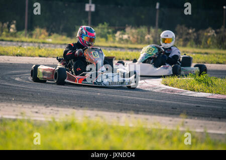 Belgorod (Russie) - 13 août : les pilotes non identifiés en compétition sur la piste à la série sports karting Rotax Max Tasse RAF, le 13 août 2017 à Belgorod (Russie). Banque D'Images