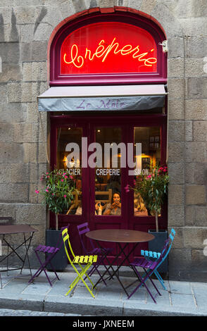 France - Crêperie ou cafe dans la ville fortifiée de Saint-Malo, Bretagne, France Banque D'Images