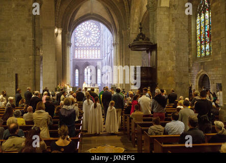 La cathédrale de St Malo - un service religieux dans l'intérieur de la cathédrale de Saint-malo ( Cathédrale Saint-Vincent-de-Saragosse de Saint-Malo ), St Malo, Bretagne Banque D'Images