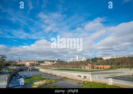 Rivière Manzanares et vue de la ville de Ségovie pont. Madrid, Espagne Banque D'Images