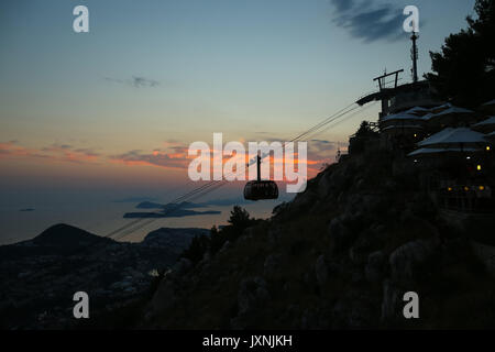 DUBROVNIK, CROATIE - Juillet 20, 2017 : Srd hill, une montagne derrière l'ancienne vieille ville de Dubrovnik avec cable car et restaurant en Dalmatie, Croatie. Banque D'Images