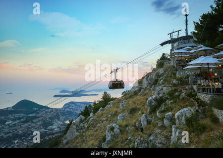 DUBROVNIK, CROATIE - Juillet 20, 2017 : Srd hill, une montagne derrière l'ancienne vieille ville de Dubrovnik avec cable car et restaurant en Dalmatie, Croatie. Banque D'Images