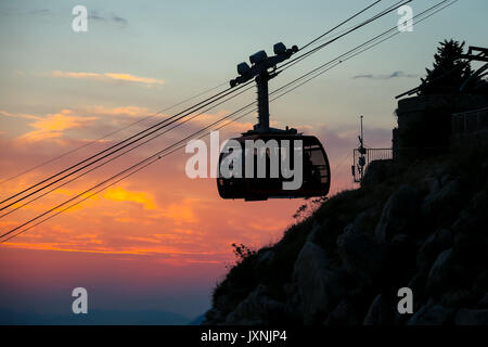 Un téléphérique à Srd hill, une montagne derrière l'ancienne vieille ville de Dubrovnik en Croatie. Banque D'Images