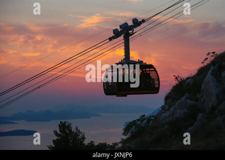 Un téléphérique à Srd hill, une montagne derrière l'ancienne vieille ville de Dubrovnik en Croatie. Banque D'Images