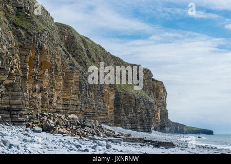 À l'éboulement des falaises de calcaire Oolithique sur la côte du Glamorgan South Wales Banque D'Images