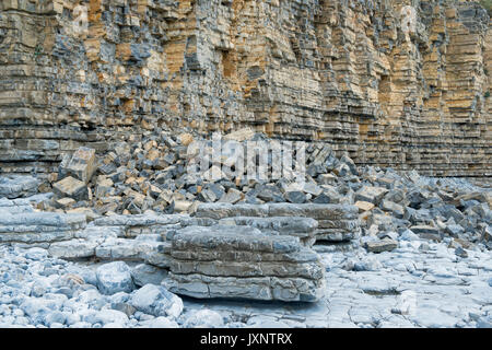 À l'éboulement des falaises de calcaire Oolithique sur la côte du Glamorgan South Wales Banque D'Images