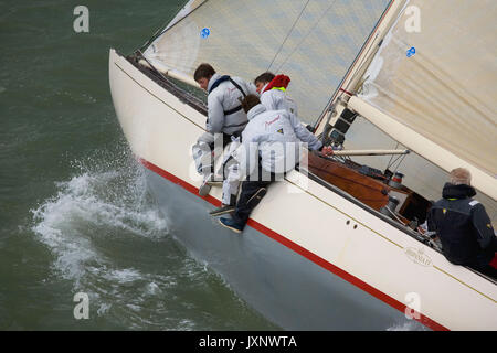 Close-up des arcs et de l'équipe du huit mètres classique 'Hispania IV", course dans le championnat du monde, Cowes, juillet 2012. Banque D'Images