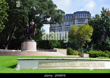 La statue de Robert E. Lee dans le quartier Uptown de Dallas avant son retrait lorsque le Conseil municipal a voté pour la placer dans l'entrepôt de 6 septembre 2017. Banque D'Images