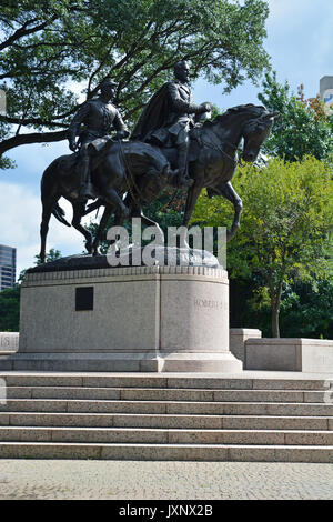 La statue de Robert E. Lee dans le quartier Uptown de Dallas avant son retrait lorsque le Conseil municipal a voté pour la placer dans l'entrepôt de 6 septembre 2017. Banque D'Images