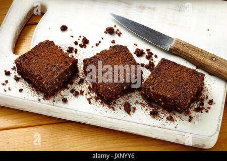 Non ; cuire brownies sans cuisson ; ; ; brownies brownies sans cuisson ; square cut ; squae brownies brownies sans cuisson couper les dattes dénoyautées, hachées ; dates ; ponctuées d haché Banque D'Images